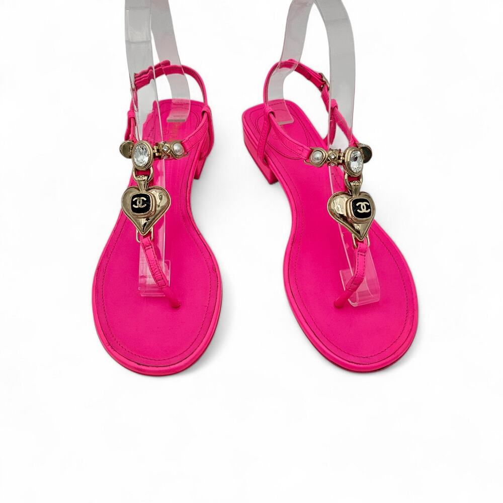 Chanel CC Heart Thong Flat Sandal Neon Hot Pink Leather Gold Size 38 US 7 7.5